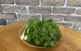 Тарілка свіжої зелені (100г)