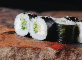 Макі з тунцем та крем сиром (180г)