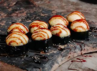 Запечений рол з вугрем та окунем (290г)