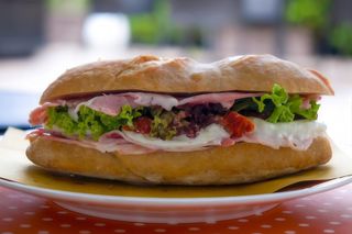 Сендвіч з Моцареллою, томатами, шинкою та рукколою (340г)