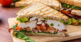 Хрусткий смажений паніні з курячим філе (330г)