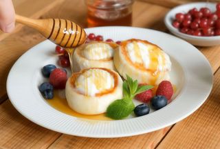 Сирники з сезонними ягодами та солодким соусом (290г)