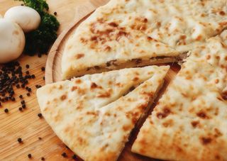 Пиріг з курочкою, Сулугуні, грибами та зеленню (300г)