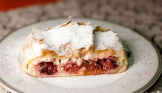 Штрудель з творогом та вишнями (250г)