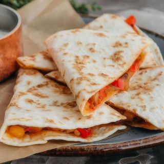 Кесаділья з курочкою, овочами та моцарелою (400г) 