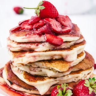 Панкейки з полуницею та крем-сиром (290г)