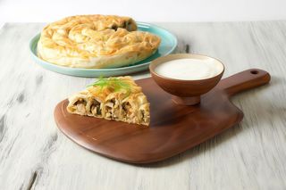 Великий бурек з куркою, грибами та сиром Сулугуні (500г)