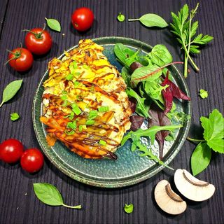 Шніцель курячий з скрамблом та печеним перчиком