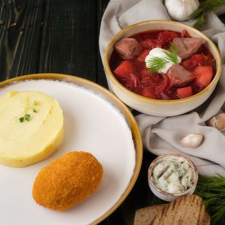 Борщ з пюрешкою та котлетою кордон-блю