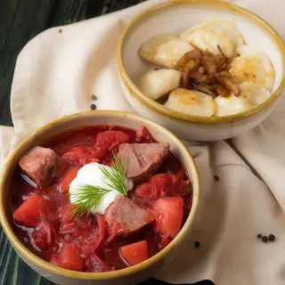 Борщ з варениками зі шкварками