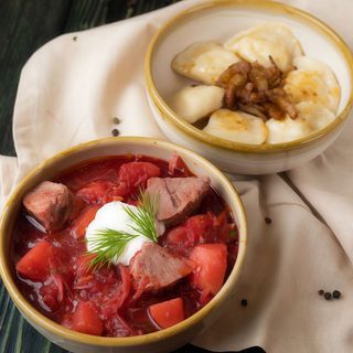Борщ з варениками зі шкварками