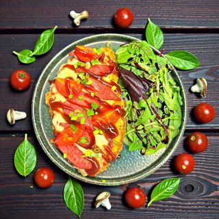 Шніцель курячий з ковбасками BBQ, сиром та салатом