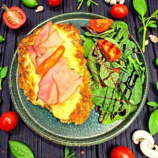 Шніцель курячий з шинкою та салатом