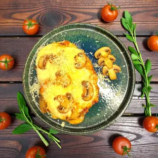 Шніцель курячий з грибочками, пармезаном
