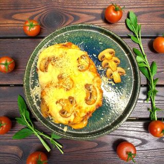 Шніцель курячий з грибочками, пармезаном та салатом