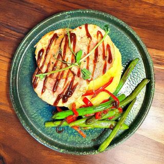 Томлений свинний рулет з пюре та овочами(250грам)