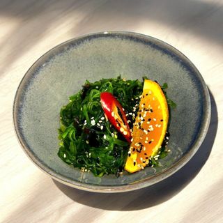 Салат із водоростей Чука з горіховим соусом (170г/40г)