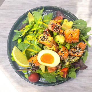 Салат з лососем татакі (230г)