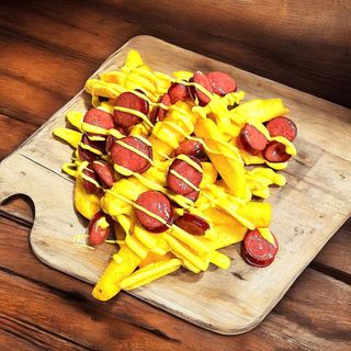 Картопляні діпи з ковбасками та сирним соусом(230грам)
