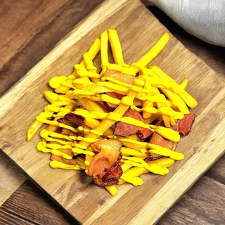 Картопля фрі з беконом та сирним соусом(240грам)