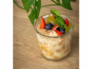 Наполеон класичний з сезонними ягодами