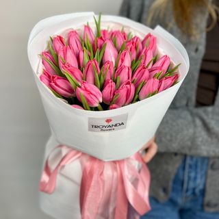 35 біло-рожевих тюльпанів в білому пакуванні