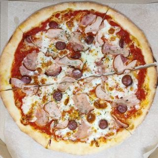  Піца "4 М'яса" (32см) + Coca-Cola 0,5л