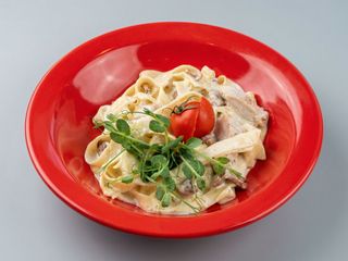 Паста з куркою та грибами