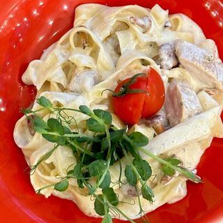 Паста з куркою та грибами