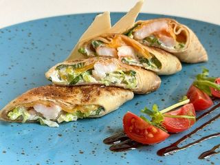 Млинці з тигровою креветкою, салатом айсберг та соусом цезар