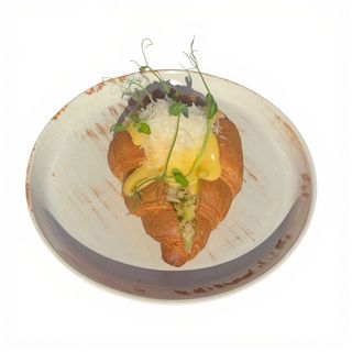 Круасан з тунцем та яйцем пашот