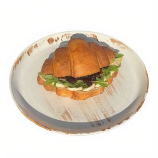 Круасан з сиром камамбер та компоте з чорної смородини