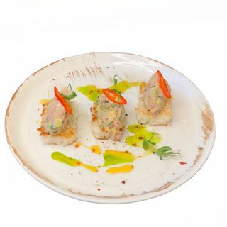 Тар тар з тунця на хрусткому рисі