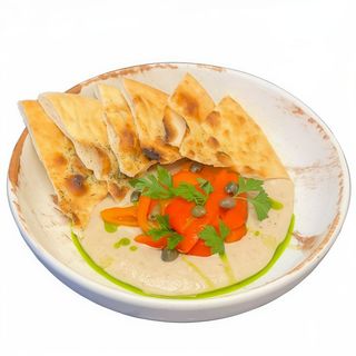 Закуска з запеченого перцю з соусом тонато на хрусткою пітою