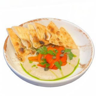 Хумус з вяленими томатами, оливками та каперсами