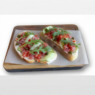 Брускета з рваною телятиною