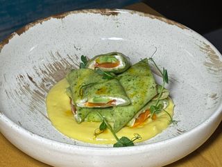 Млинці з лососем, авокадо та соусом голандез