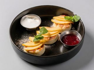 Солодкі сирники з сезонними фруктами (210/60гр)