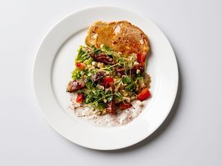 Салат з язиком та полуницею(250)