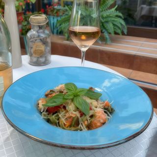 Паста шпинатна з лососем та куркою (300г)