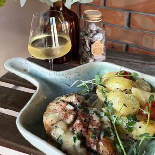 Вершкове куряче філе з печеною картоплею (200/120/50)