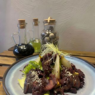 Теплий салат з печінкою та карамелізованою грушею (280г)