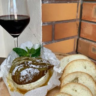 Запечений камамбер з медом та грушею (200гр)