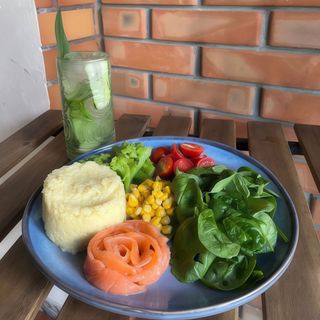 Боул з лососем