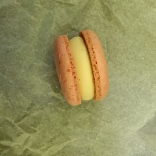 Макарон вершкова полуниця