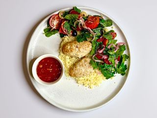 Курячий кебаб з салатом та кус-кусом (310г)