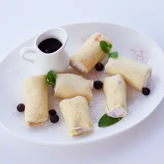 Млинці з крем-чізом та смородиновим соусом (250гр)