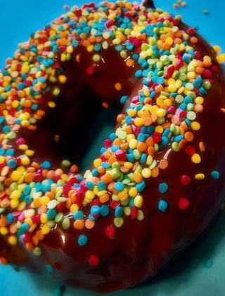 Пончик з шоколадною глазур'ю.