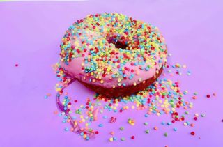 Пончик з полуничною глазур'ю