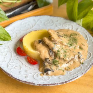 Свинина в вершково грибному соусі (350г)